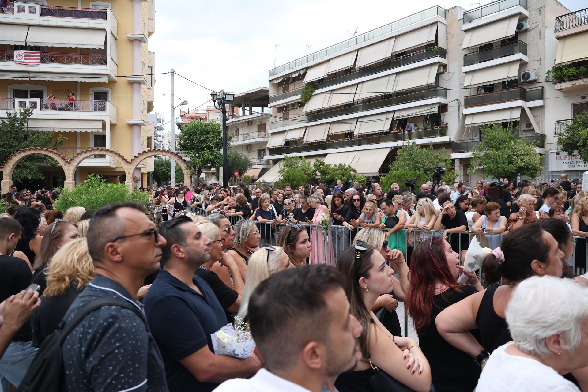 Σε λαϊκό προσκύνημα η σορός του Γιώργου Μαζωνάκη 